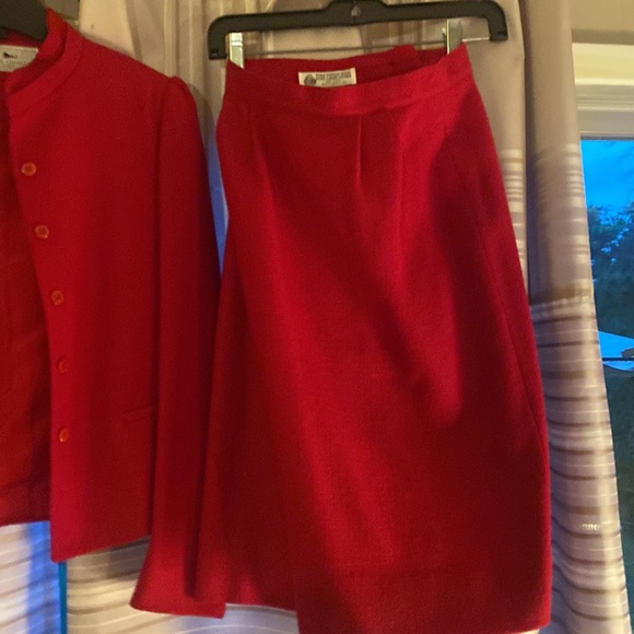 Red small sized business suit - Picture 2 of 4